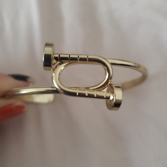 New Twisted Nail Head Gold Cuff Bracelet. - Picture 4 of 15